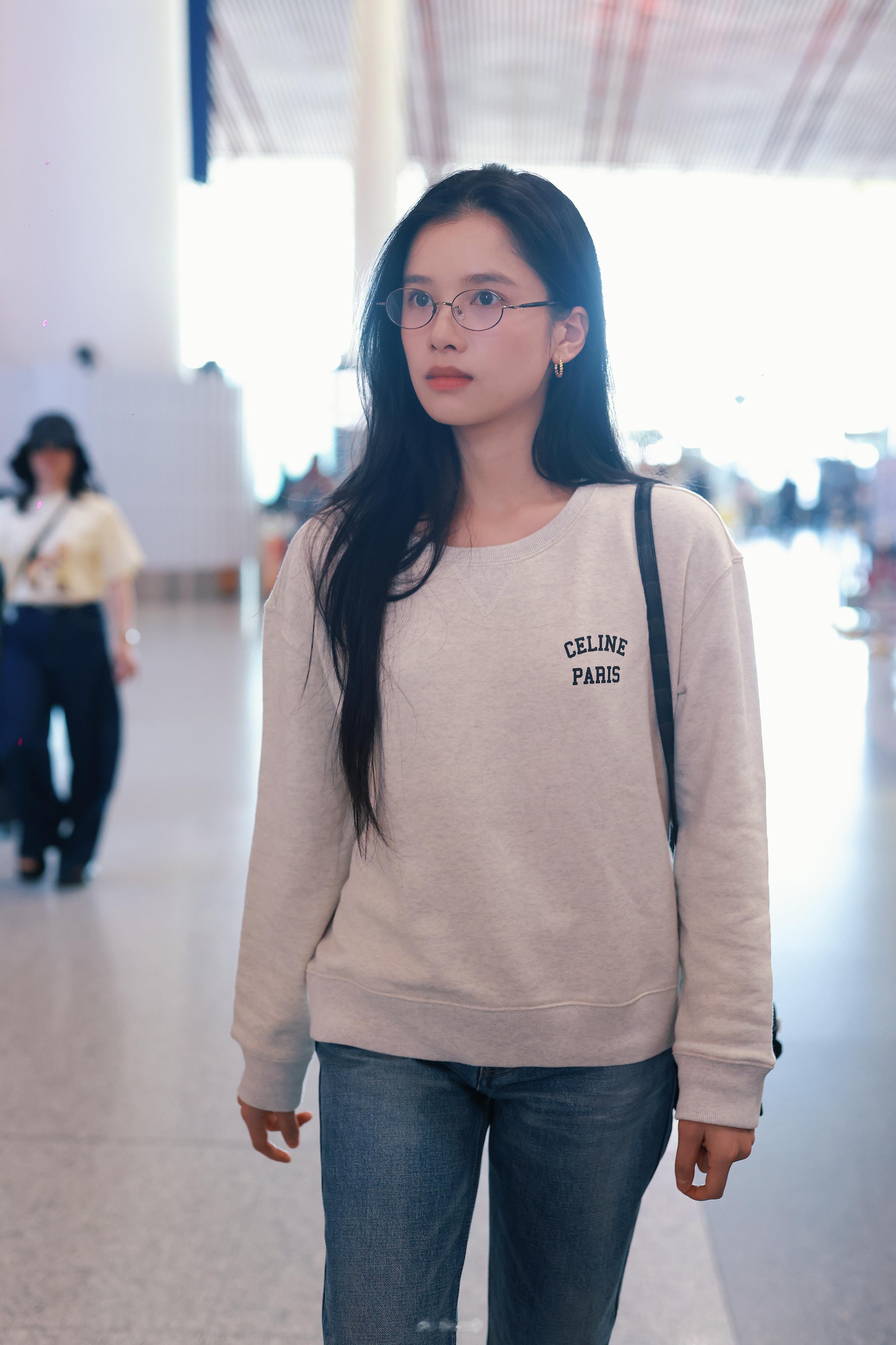 张婧仪今日机场路透🈶好久不见的机场仪！眼镜小张，我的高智感女友[求关注] ​​
