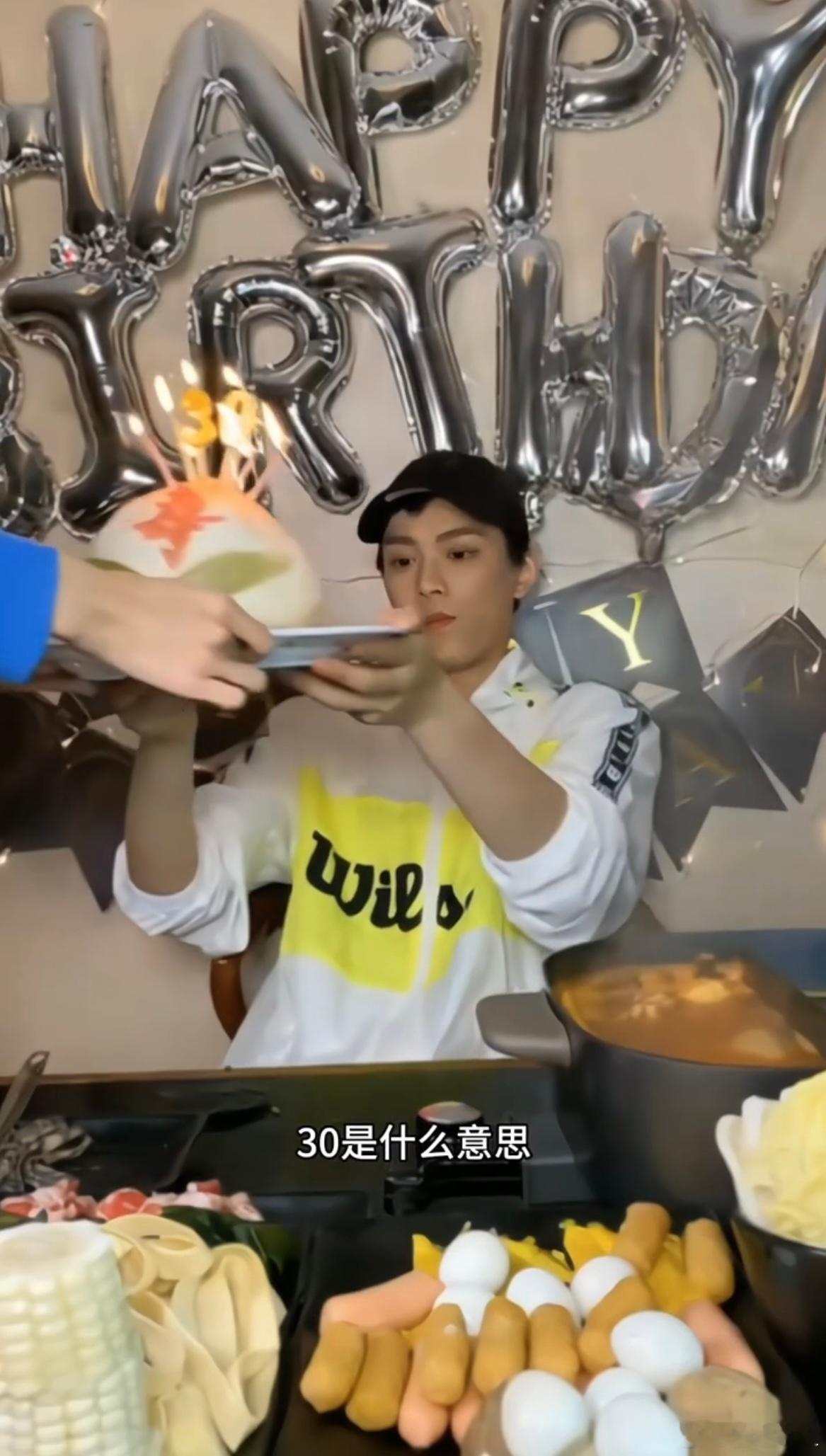 丁禹兮26岁生日吃30岁蛋糕  丁禹兮年纪不到30岁，却吃寿桃蛋糕[允悲][允悲