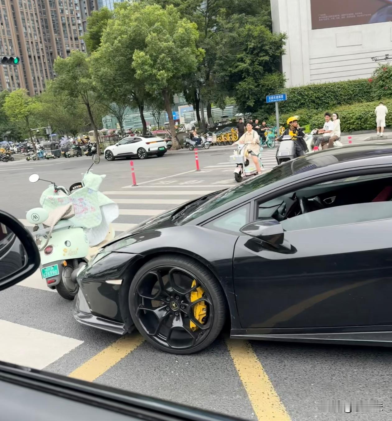 电瓶车车主已经在打开购车软件了