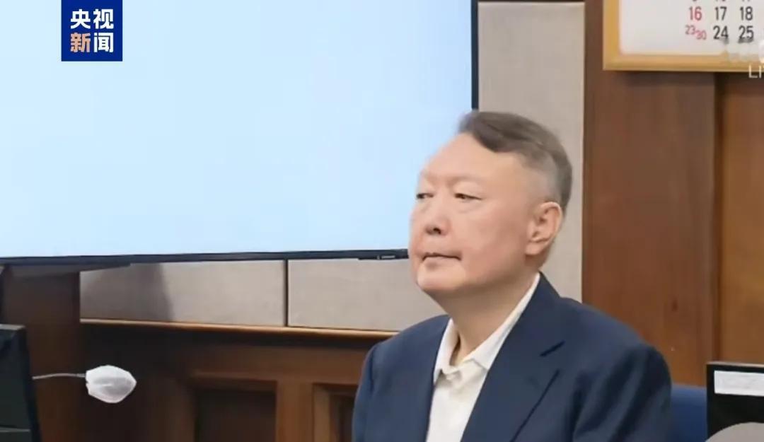 韩国前总统尹锡悦于今日上午出席了在首尔中央地方法院举行的其涉嫌滥用职权、妨碍权利