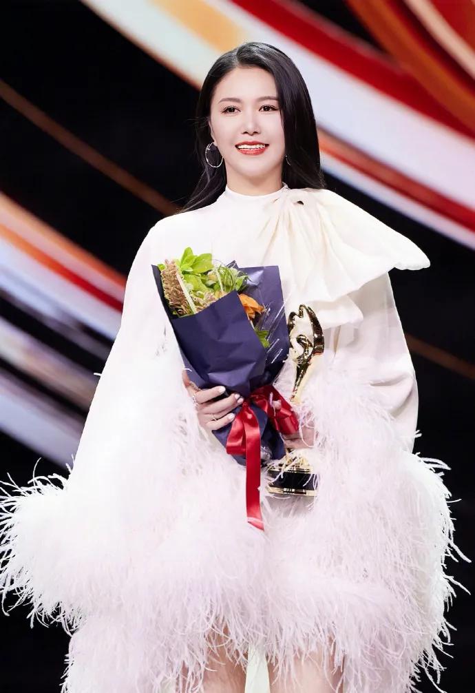 近日，备受瞩目的音乐节目《歌手》2024正式官宣，实力歌手谭维维将作为参赛者加入