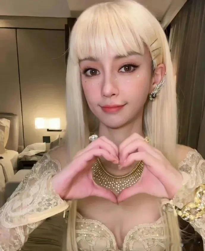 baby没了黄晓明越来越落魄！穿不合身礼服戴廉价头饰，气质变了！