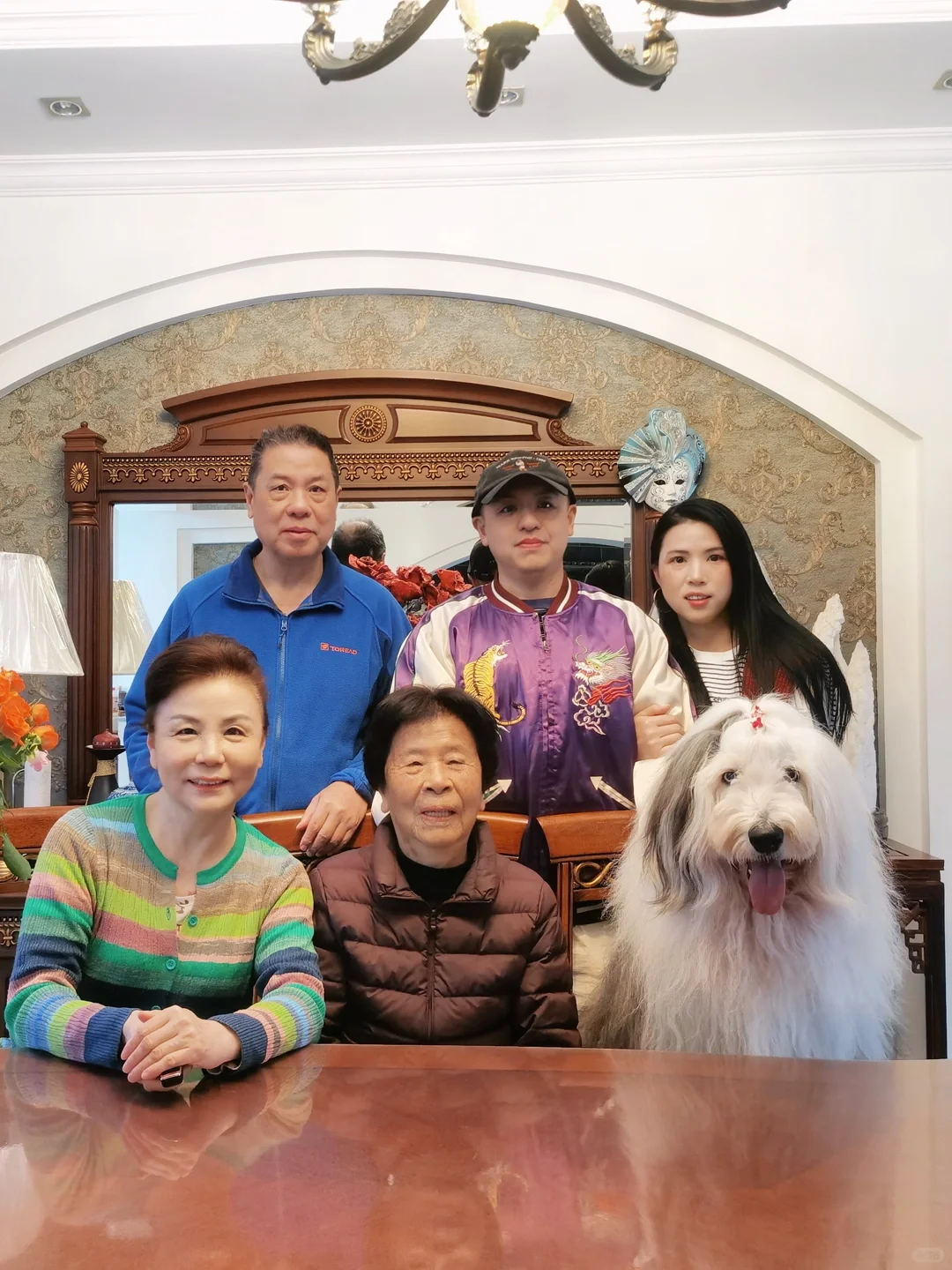 小狗拍全家福，比我们每一位都端正