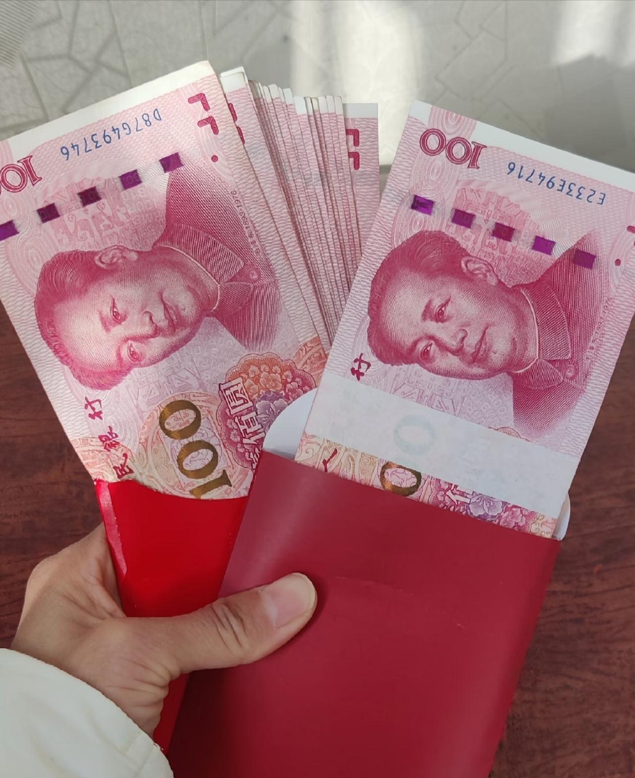 “你家俩娃，我家一个，这红包怎么包才不亏？
”——每年春节，这句话都在无数家庭微