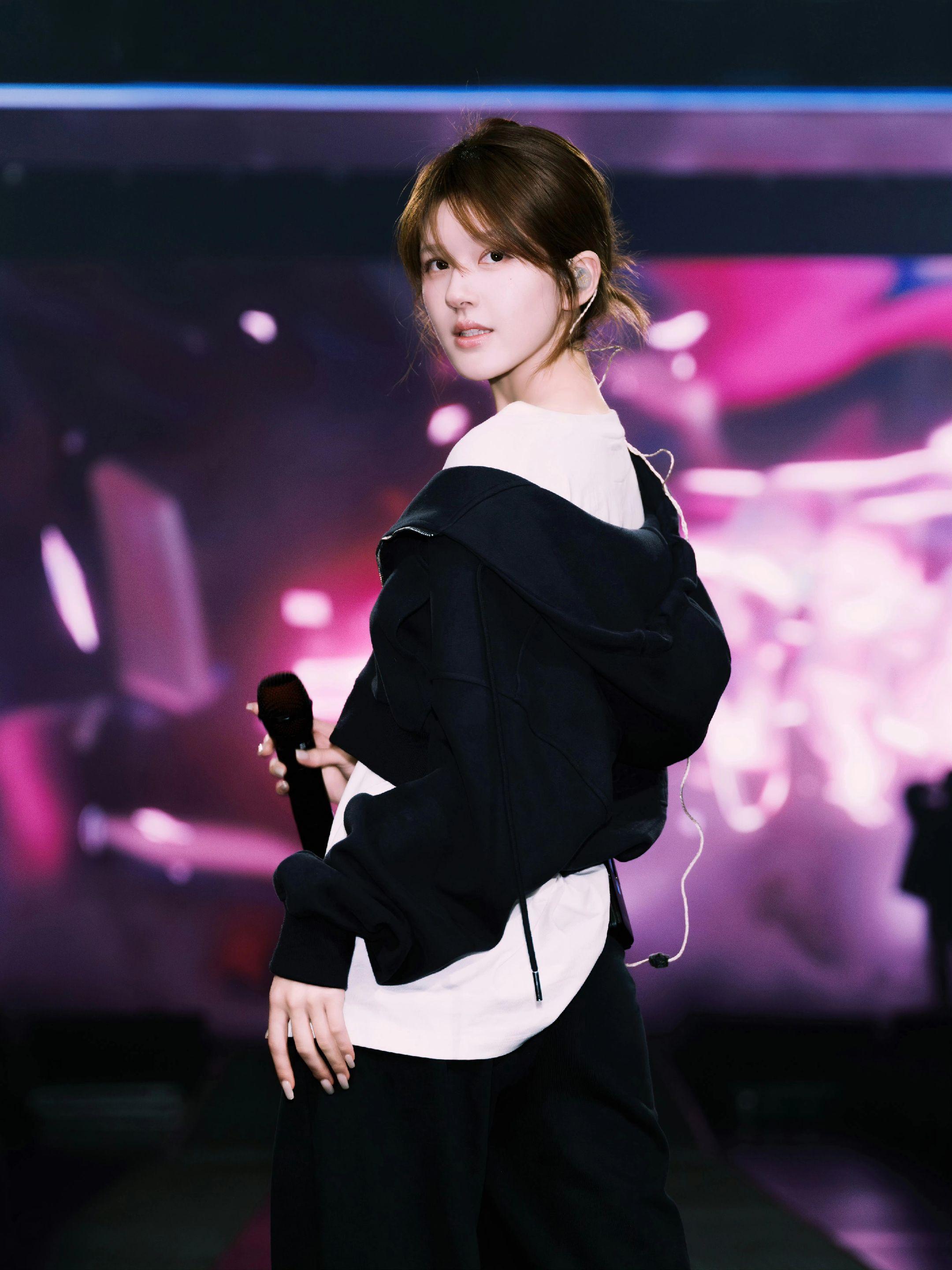 目光跟随焦点。期待露思舞台！