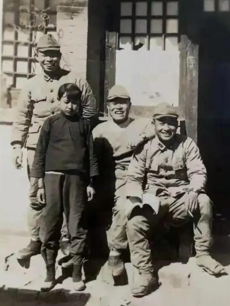 这是1938年，一张日军拍摄的“亲民照”，照片中的小女孩面对镜头一脸的绝望，而在