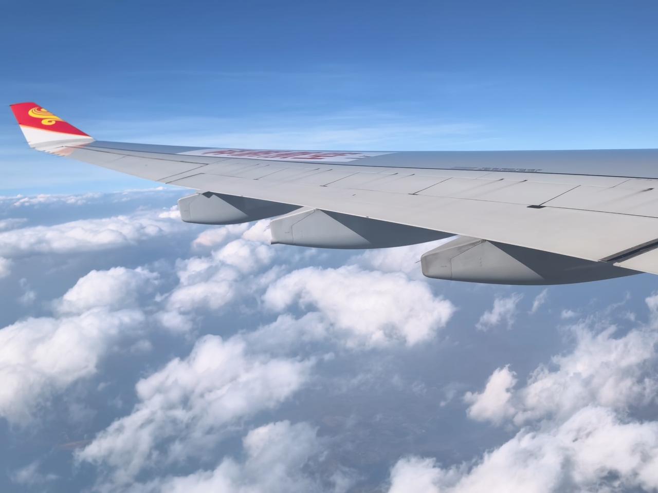 前些天看了一个帖子，说是飞机上🛫一个小孩子，直接在航空仓里由大人把着尿了一地，