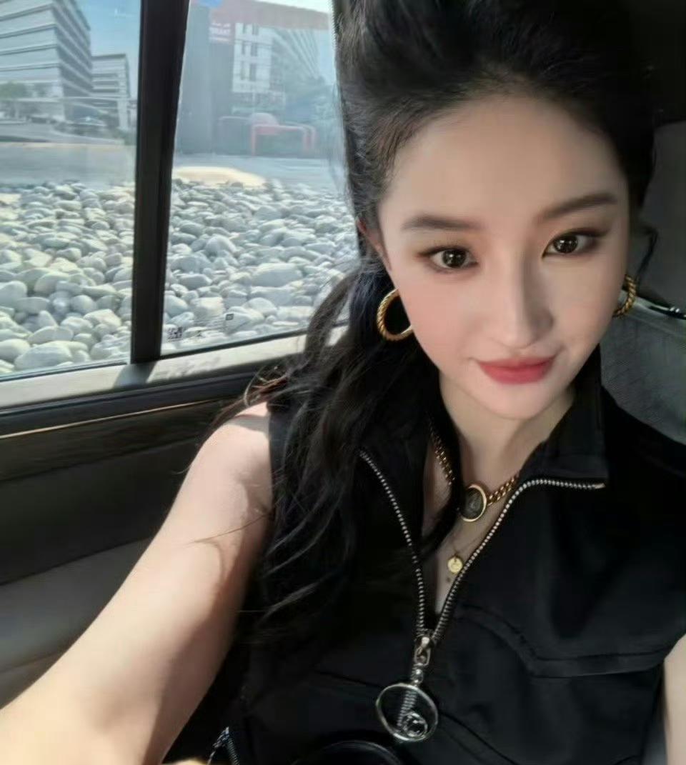 看到刘亦菲瘦了冲热搜了，
但怎么觉得不像她，
如果说这个角度这个姿势甚至这个装扮