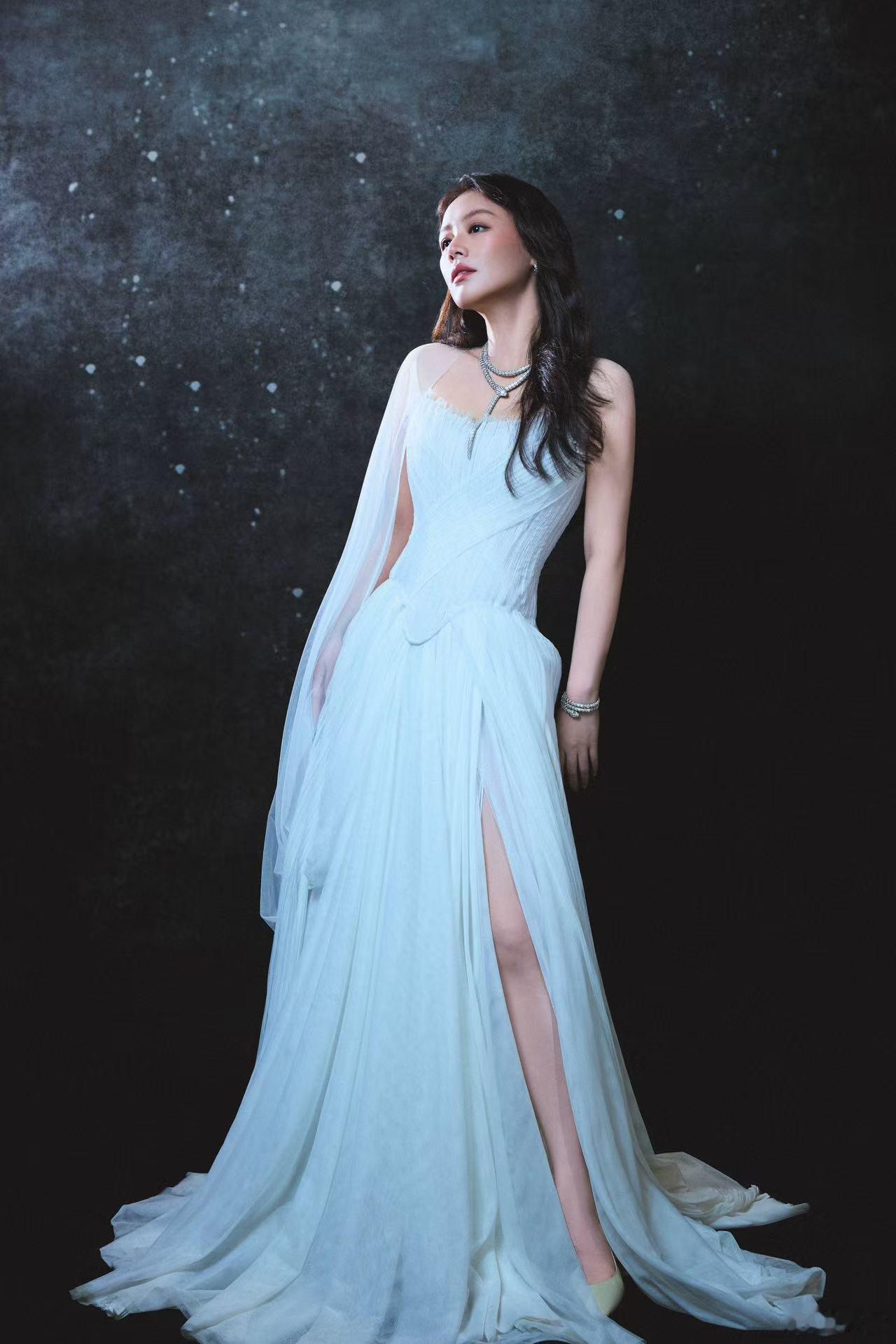 马思纯白色纱裙 马思纯的笑容太有魔力了💫搭配白色纱裙，整个人灵动又治愈，充满阳