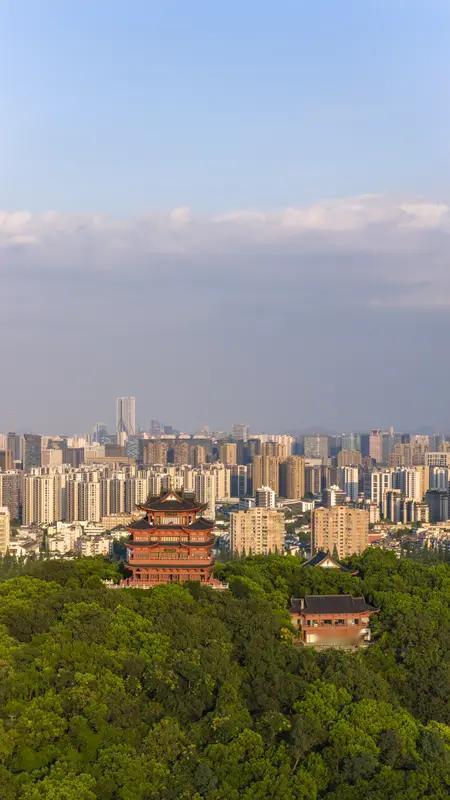 “大”字加一笔，我最先想到的是“天”字。这感觉就像是给原本简单的“大”添了一份广