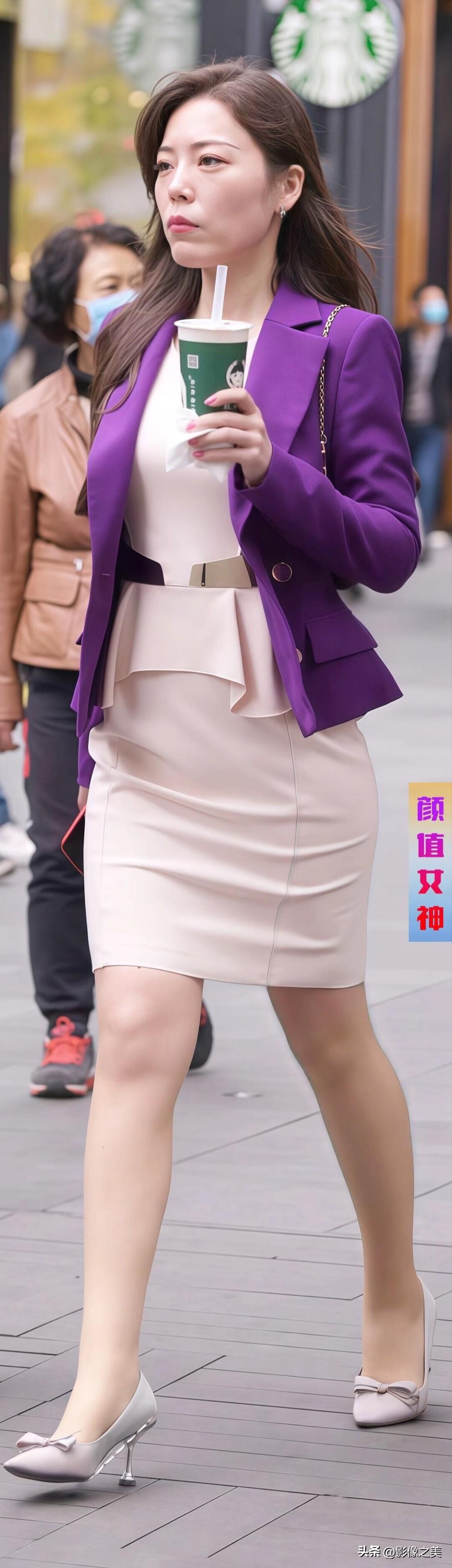 紫色西装外套搭配荷叶边连衣裙，同色系高跟鞋精致又干练，手持饮品步履匆匆，都市职场