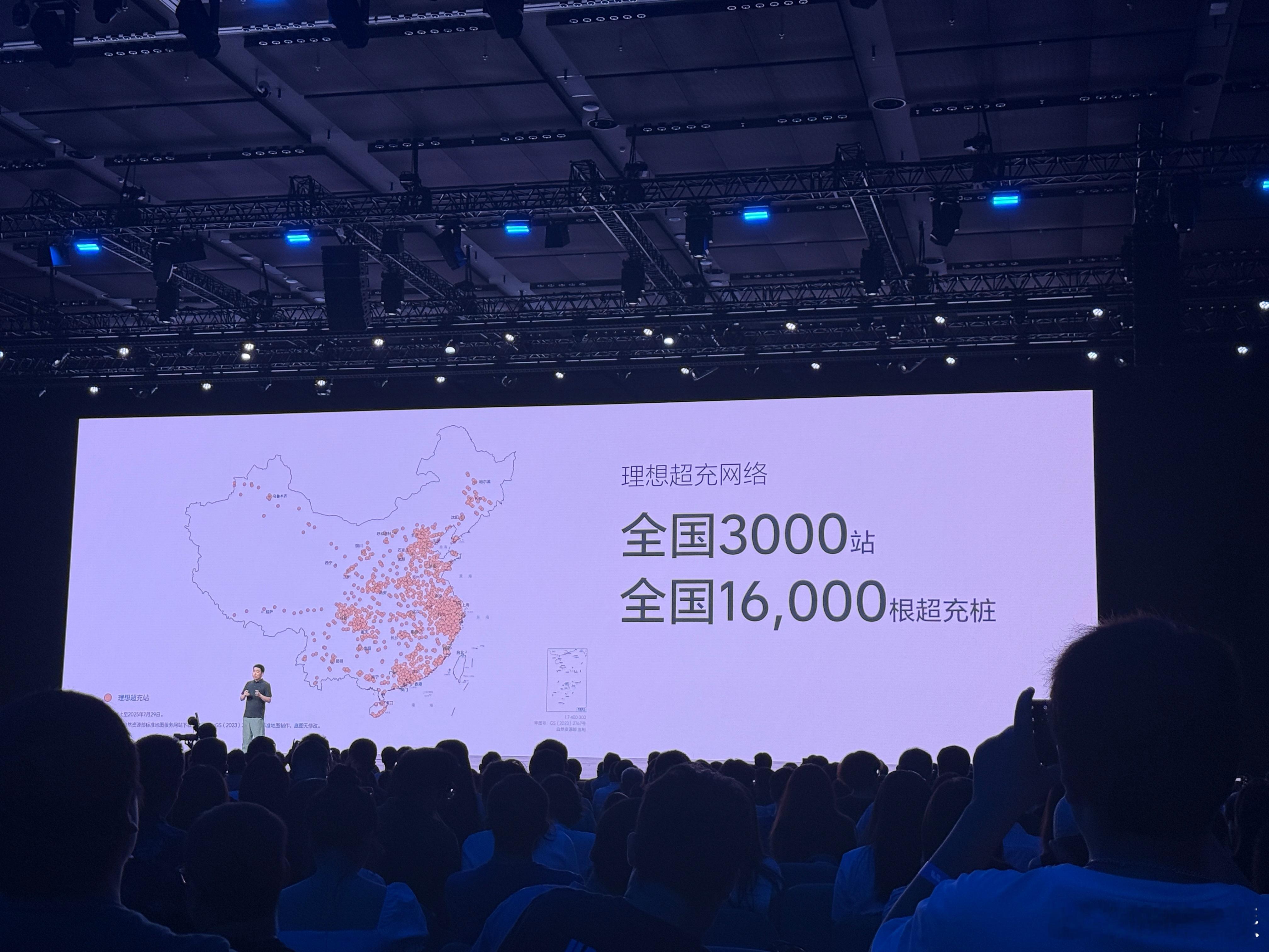 理想完成全国3000座超充站，而且还着手安排超充站充电桩接上机器人机械臂，实现不