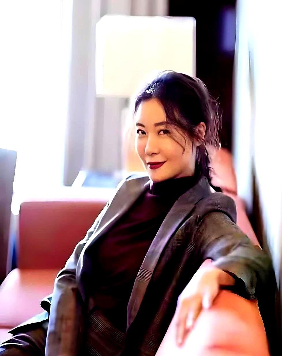 53岁的柯蓝一露脸，全场的男演员都要惊出一身冷汗。她根本不需要台词，只要那双冷冽