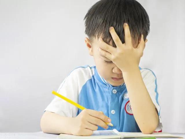 如果孩子平时总是粗心马虎，你也经常在考试前对他说，“要仔细审题，认真检查！”，那