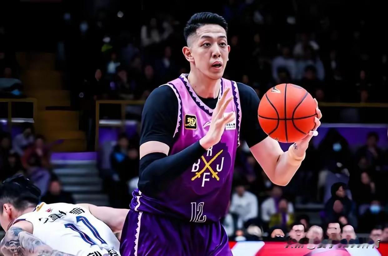 北控怎么了？年年都在寻求改变，怎么感觉越变越差呢？
昨晚，他们客场挑战浙江稠州银