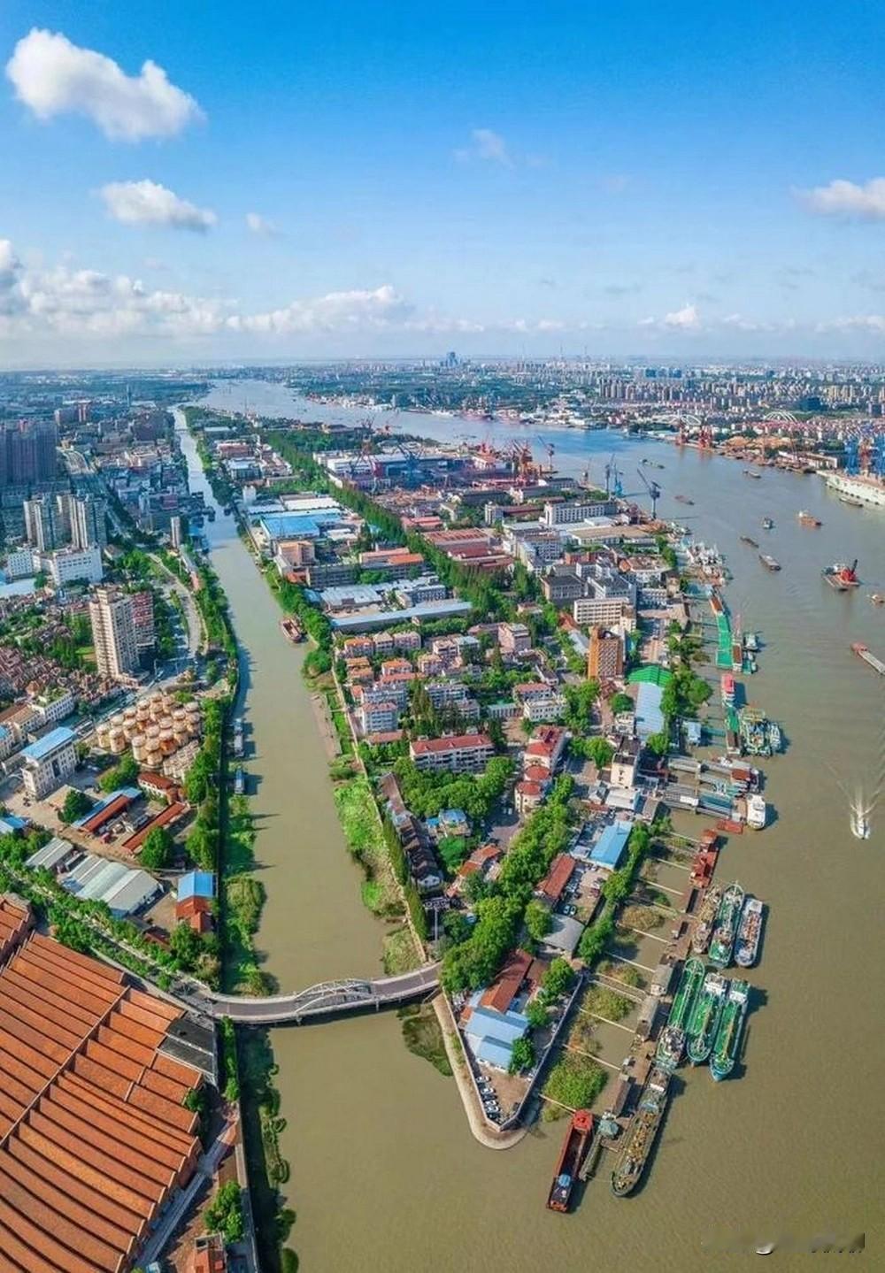 复兴岛是上海市杨浦区东南部黄浦江下游的一个人工岛，也是黄浦江内唯一的人工小岛 。