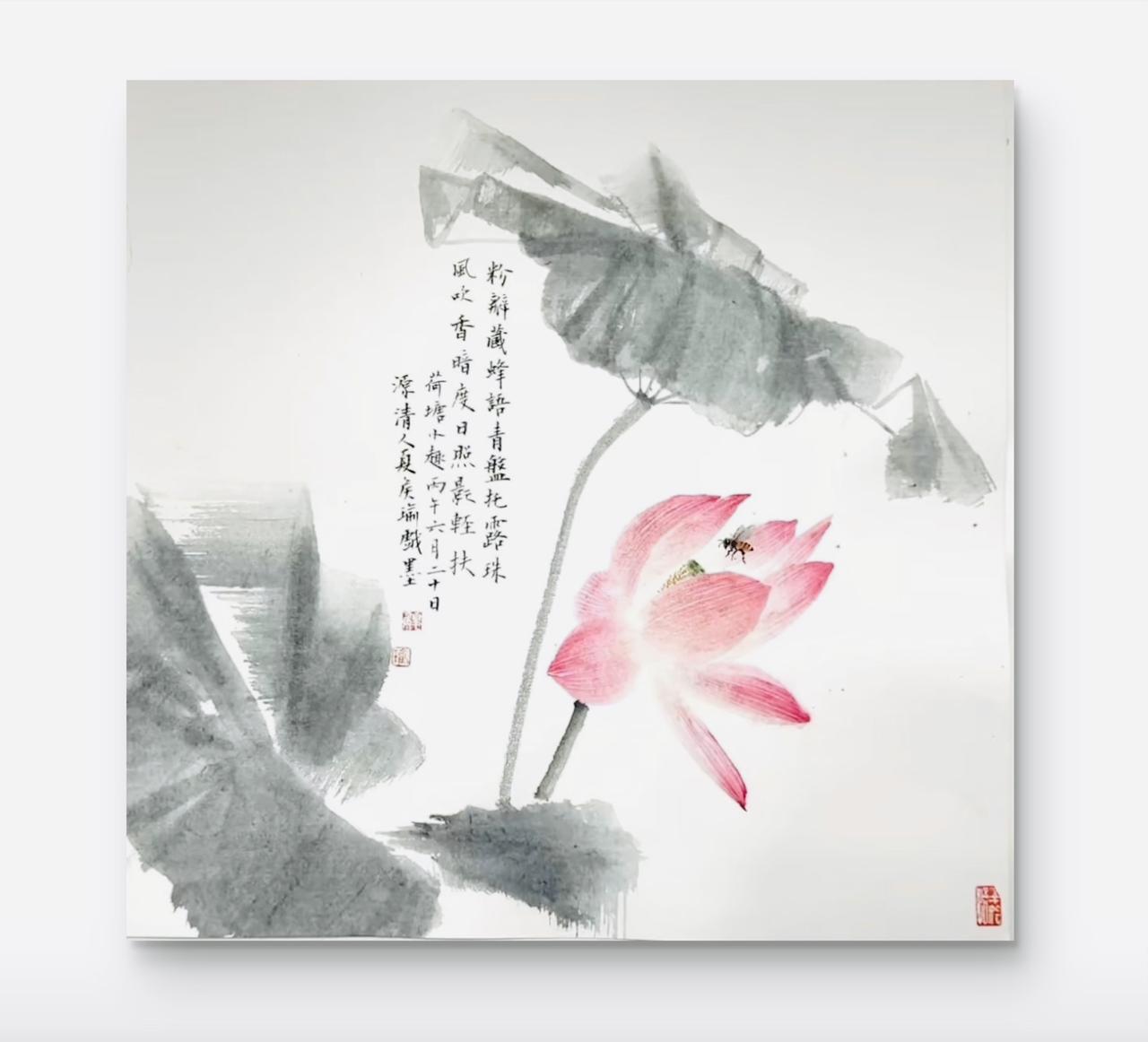 上联：粉瓣藏蜂语，下联等你对！
上联：粉瓣藏蜂语，下联？
下联我对：青盘托露珠。