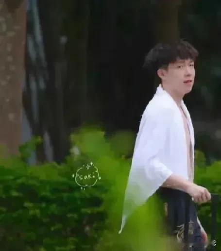 哈哈，大头真的是颜值的极限啊！连披个白毛巾都这么帅，真是帅出新高度啊！

我只想