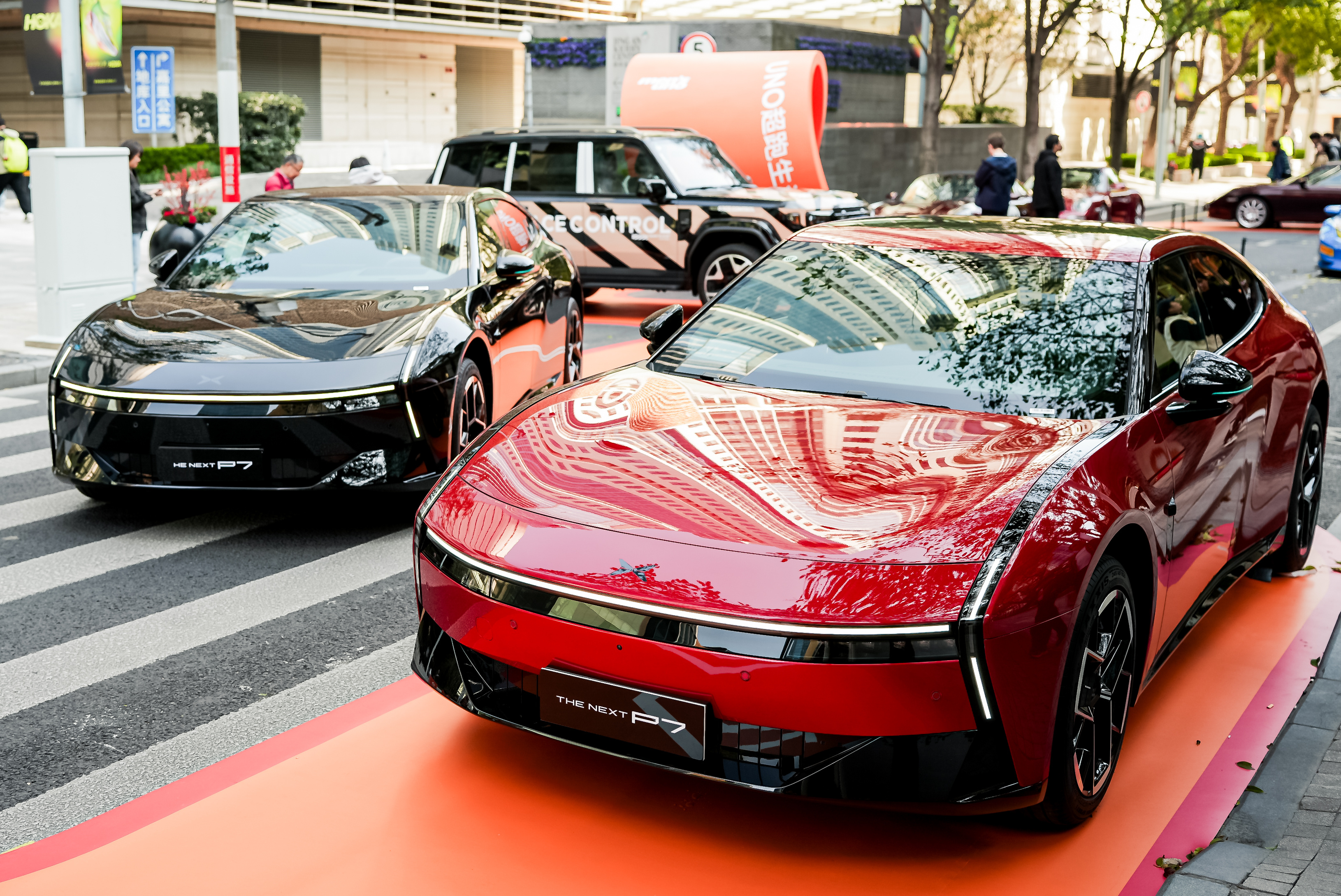 小鹏新P7 又新出了暗夜黑、星耀红以及星云白三个颜色，另外还有个红色内饰！今天在