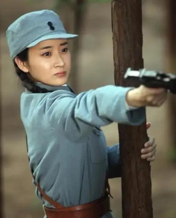 1937年，一位女战士逃难，被一个好心的大娘收留，她把银元都给了大娘，然而，大娘