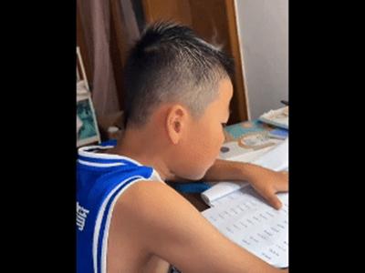 一句谎言，直接把娃逼到“头顶冒烟”！
就因为就因为妈妈骗小孩“明天就要开学了”，