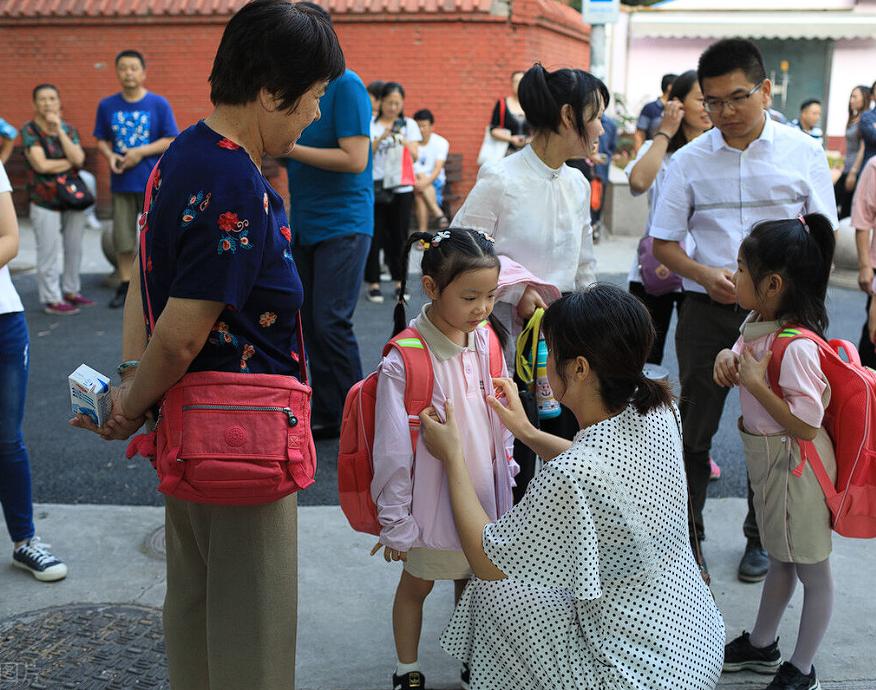 “泪目了”！山西，一男子的女儿第一天上幼儿园，刚送到学校没过3小时，爸爸就放心不