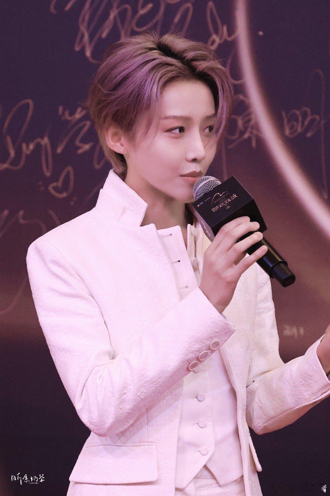 刘雨昕出席微博文化交流之夜新加坡站饭拍，好贵气的白马公主🤩 