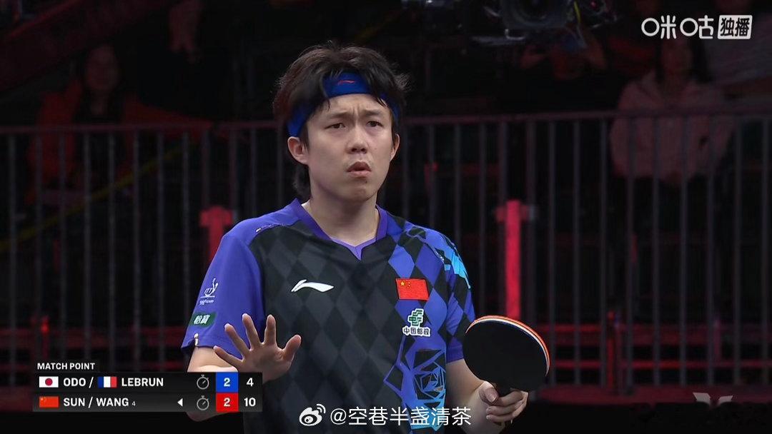 王楚钦拧得勒布伦拍子都飞了比赛中的小插曲，也给比赛缓和了紧张的气氛。 