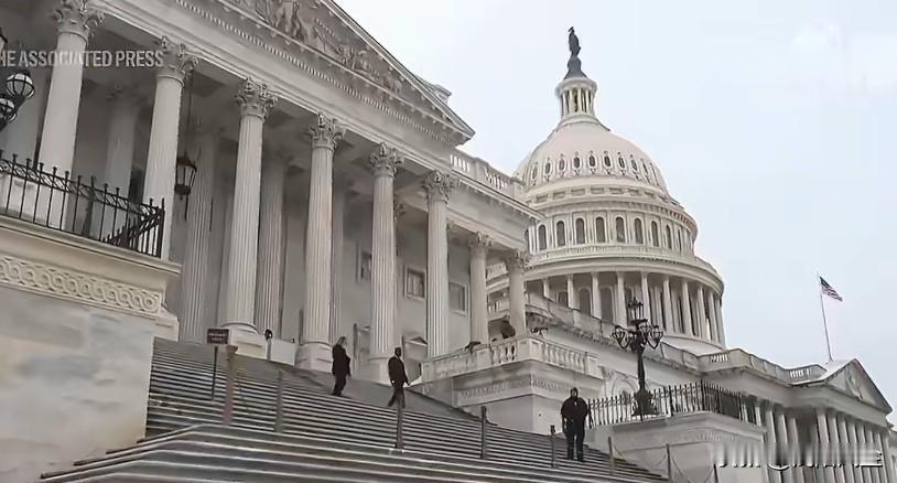 美国前国务卿希拉里·克林顿正在国会接受众议院议员的质询。本次为闭门听证，全程录像