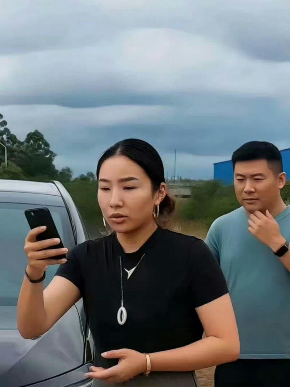 民警上门要求删视频的监控曝光我关注的是，这俩人啥关系？为什么会在一辆车上？[傻眼