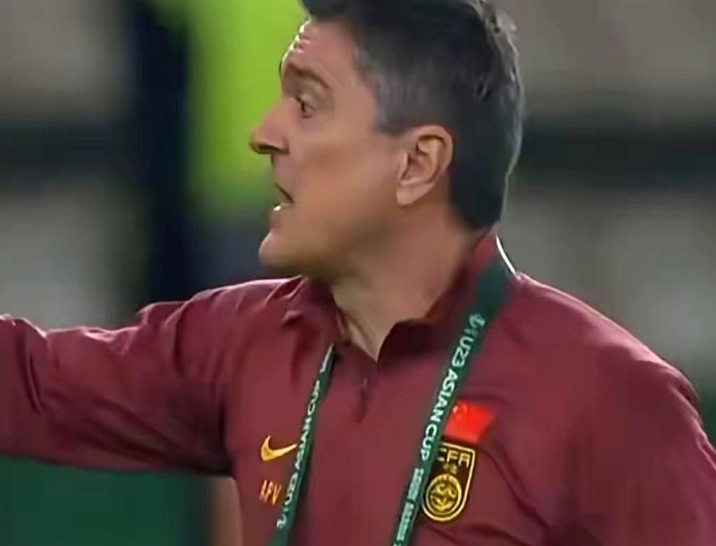 国足主帅安东尼奥，干了件怪事。
 
U23 国足主帅安东尼奥在 2026 年 U