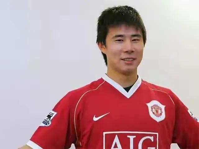 有面儿！董方卓晒与C罗做队友时的合照。
董方卓算得上国内球员里的翘楚了。能代表曼