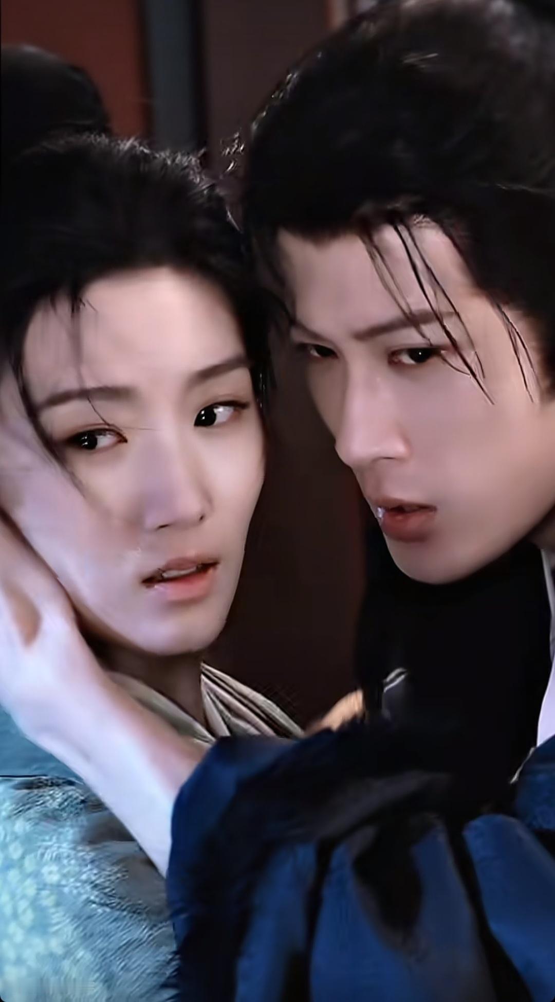 檀健次卢昱晓捧杯海报/何不同舟渡这才是情人节该有的饭，火辣刺激，强制掰头的那一下