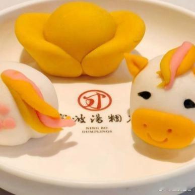 《豫园老字号“马”力全开，生肖主题美食点缀新年餐桌》今年是丙午马年，因此“马”就