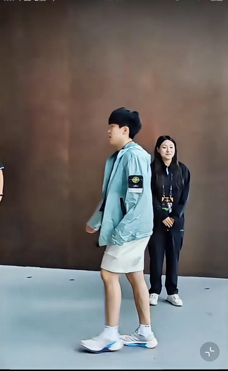 出勤老师今天这身衣服是真好看吖
天生的衣架子
走路带风
这大长腿走一步抵别人两步