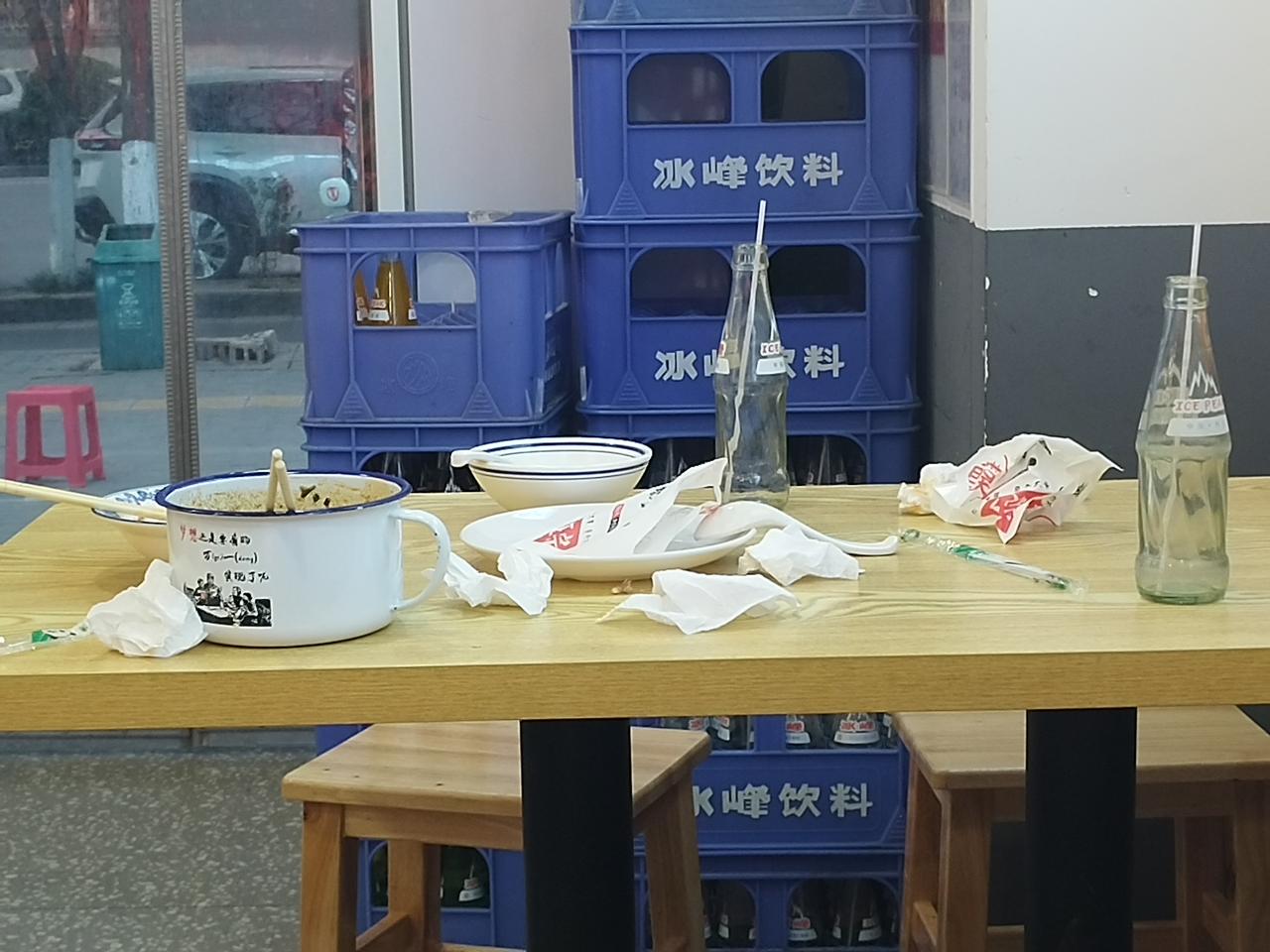 下午在外边吃米皮，在我前面桌子坐了一对母女，她们吃完饭桌子上扔的像垃圾场，母女俩