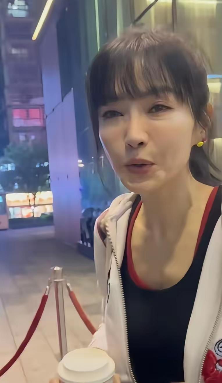 谢金燕“50岁少女”其实是假象。

看看她生图的双层眼袋就知道了。还有那双手，这