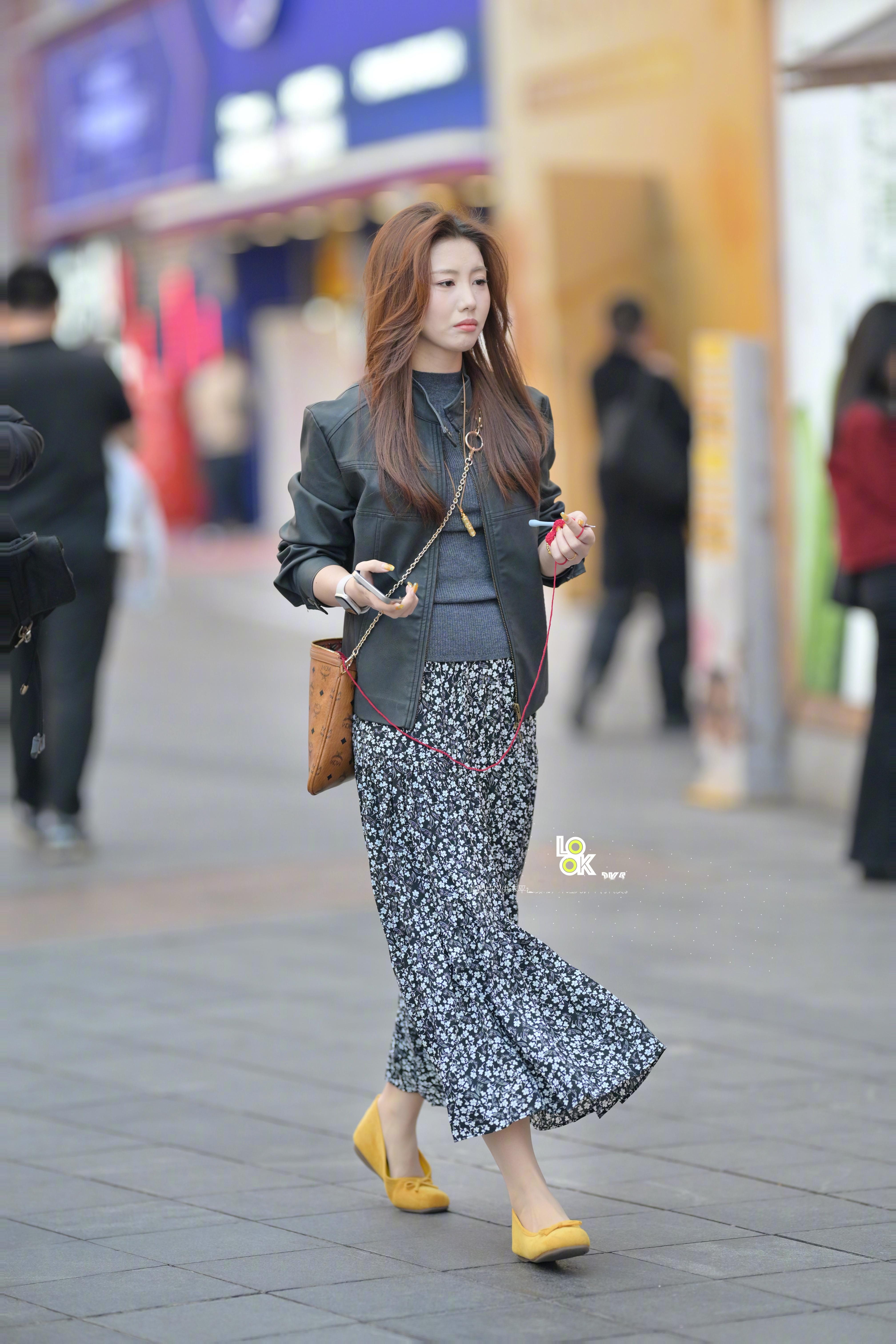 小姐姐的表情好像有点心事啊！ 