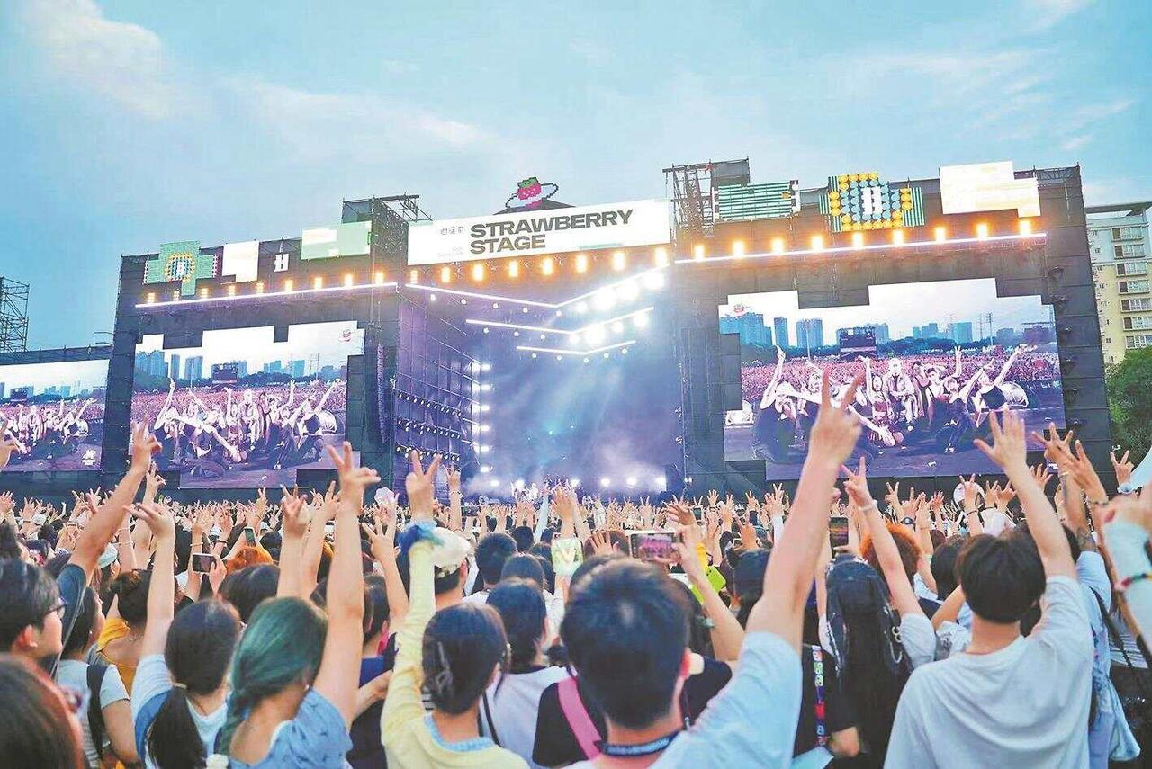 年轻人为一场演唱会奔赴一座城，本质上是在为热爱和记忆买单。它不只是“看一场表演”