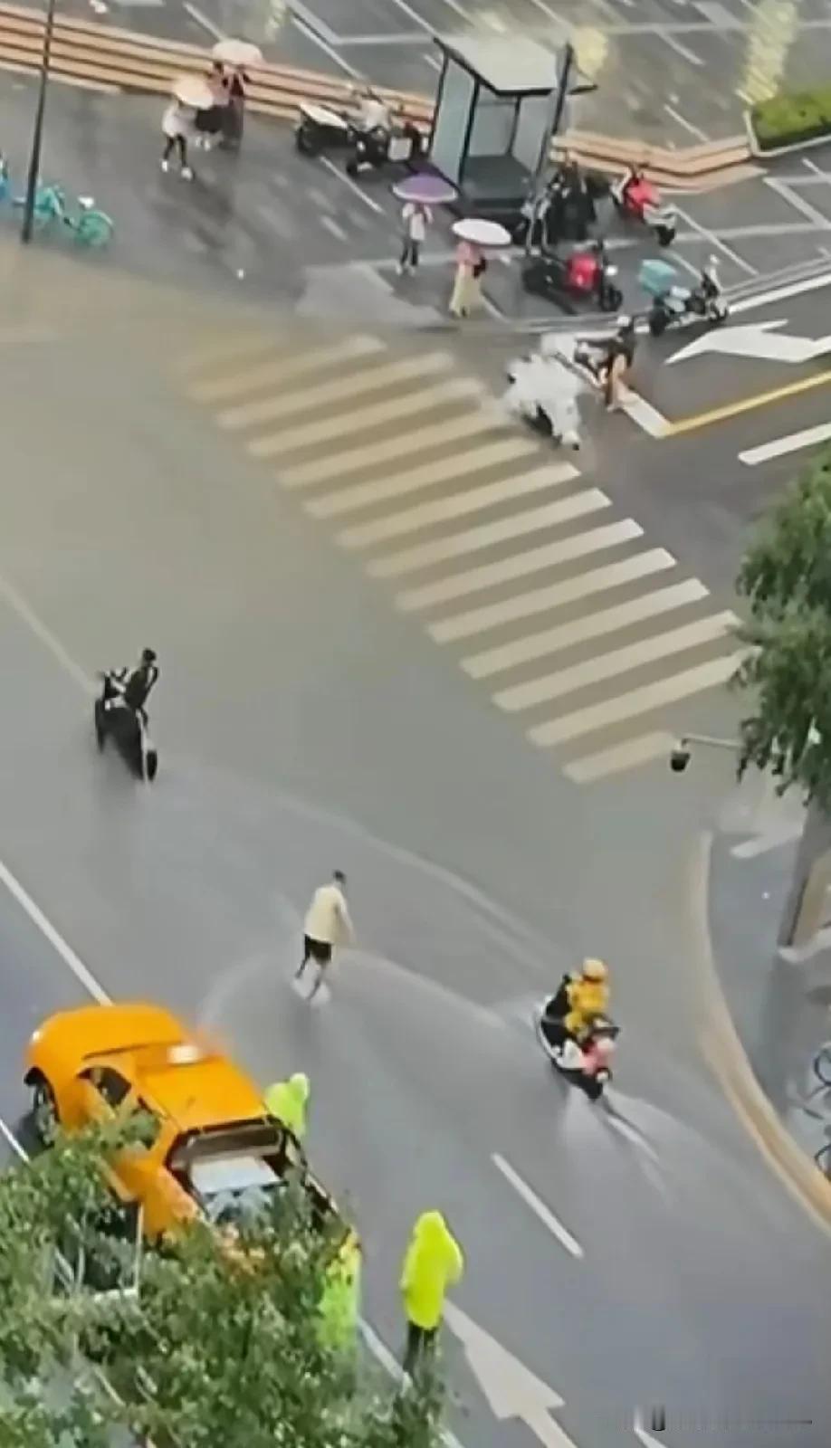 四川成都的街头有玩滑板的人影响了交通，交警用方言诙谐地劝导：“仙人些（神仙们），