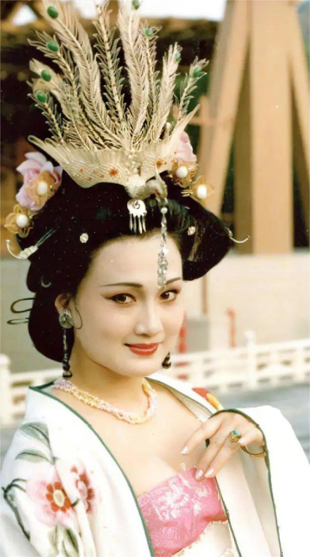 “杨贵妃没跳过马嵬坡——她最后跳的，是长安西市一家胡饼铺子的矮门槛，还顺手把李隆