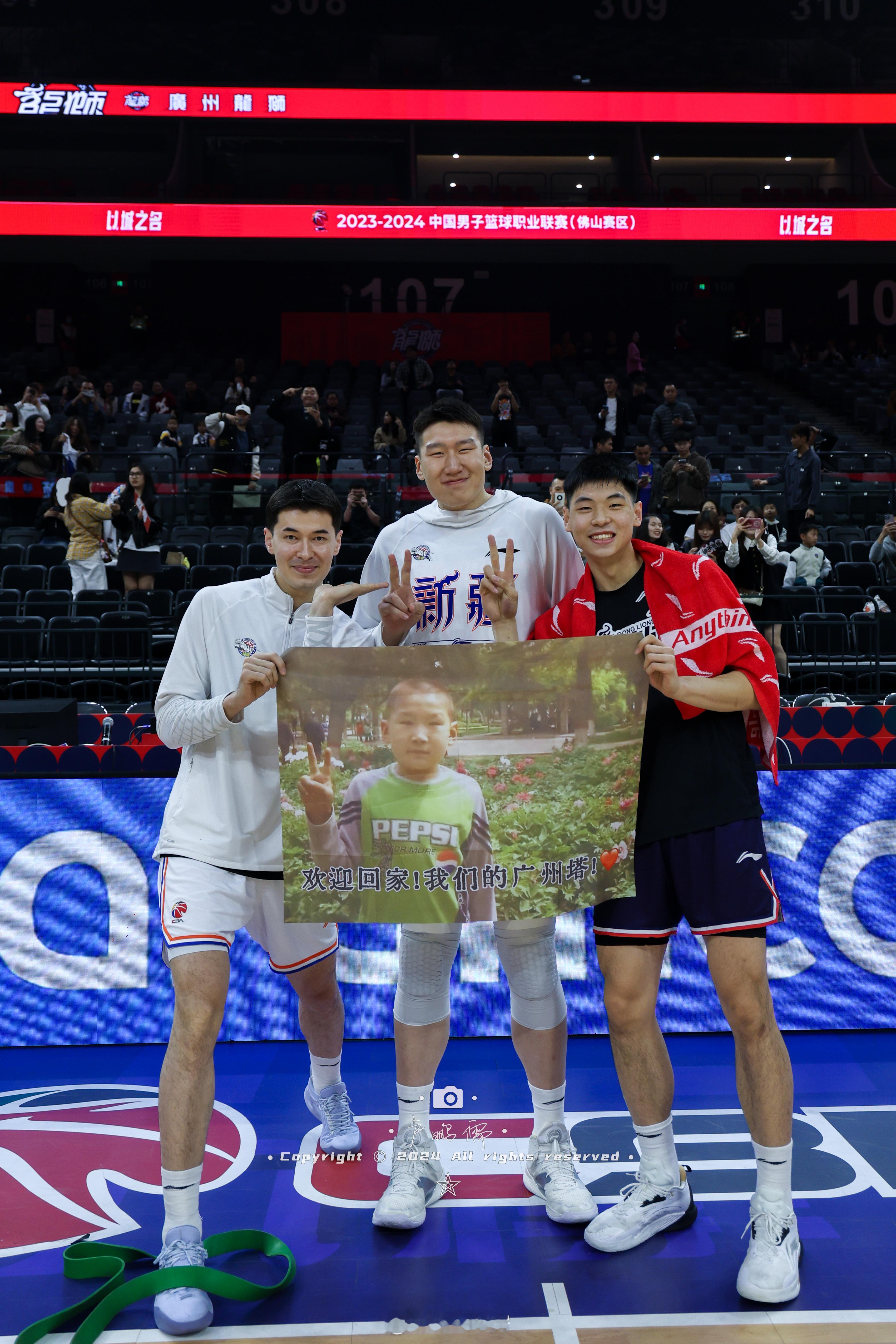 崔永熙赛前拿出李炎哲年少时期照片海报欢迎他回到广州。上面写着“欢迎回家！我们的广