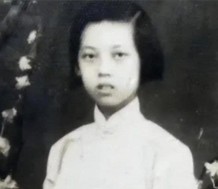 1934年，组织让她嫁给国民党营长，用婚姻换7条命。那时的她，被大文豪抛弃，吞过