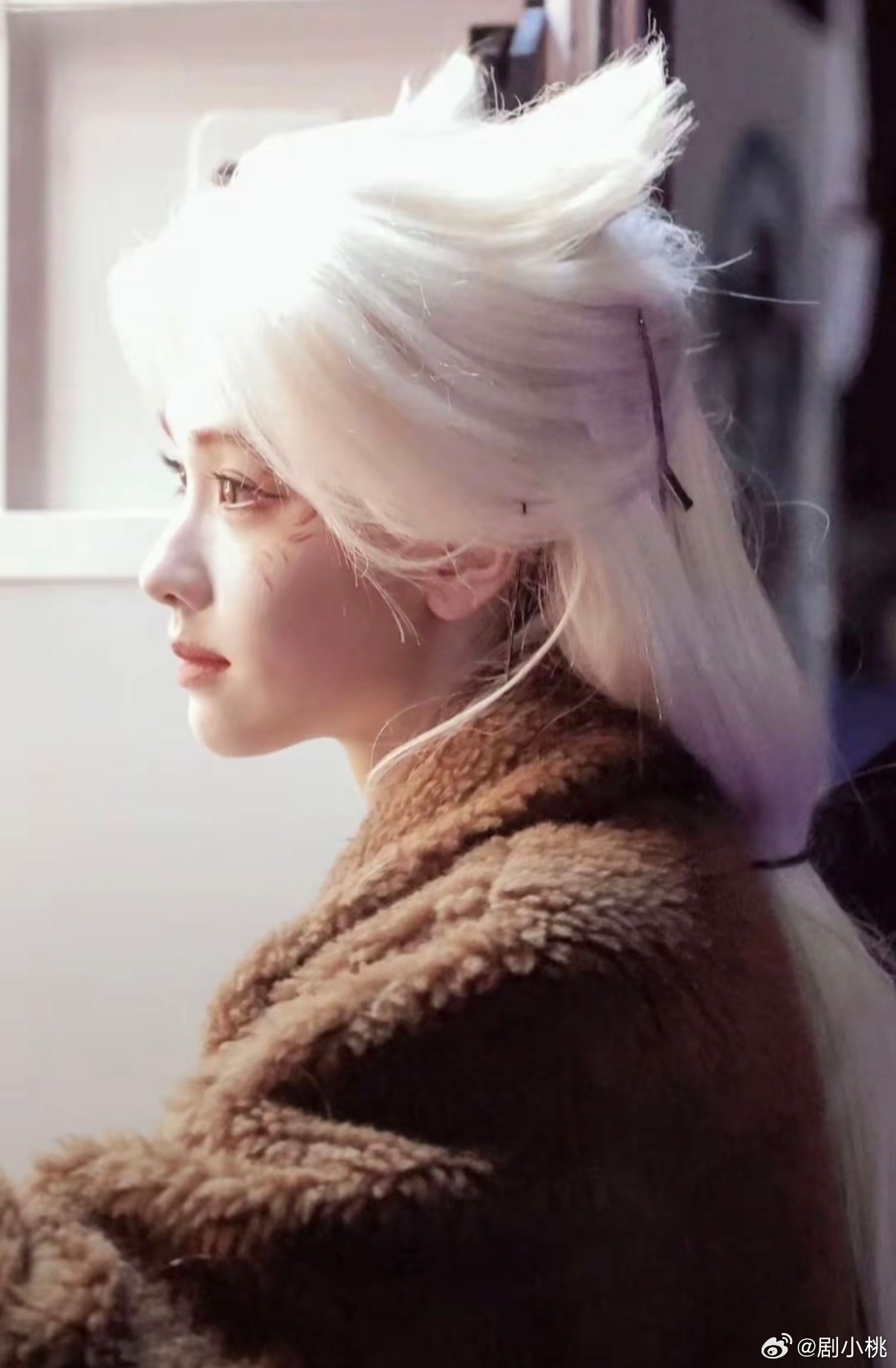 月鳞绮纪双狐神级镜头 这个双狐镜头能封神，妆造团队功不可没！从双狐的毛发纹理到身