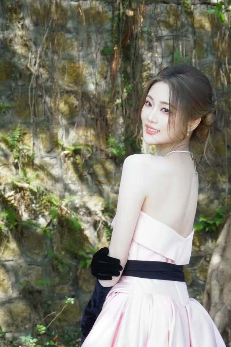 凯丽女儿张可盈回应网友高要求 她这段回应最打动我的是没有怨气。不怨被比较，不怨标