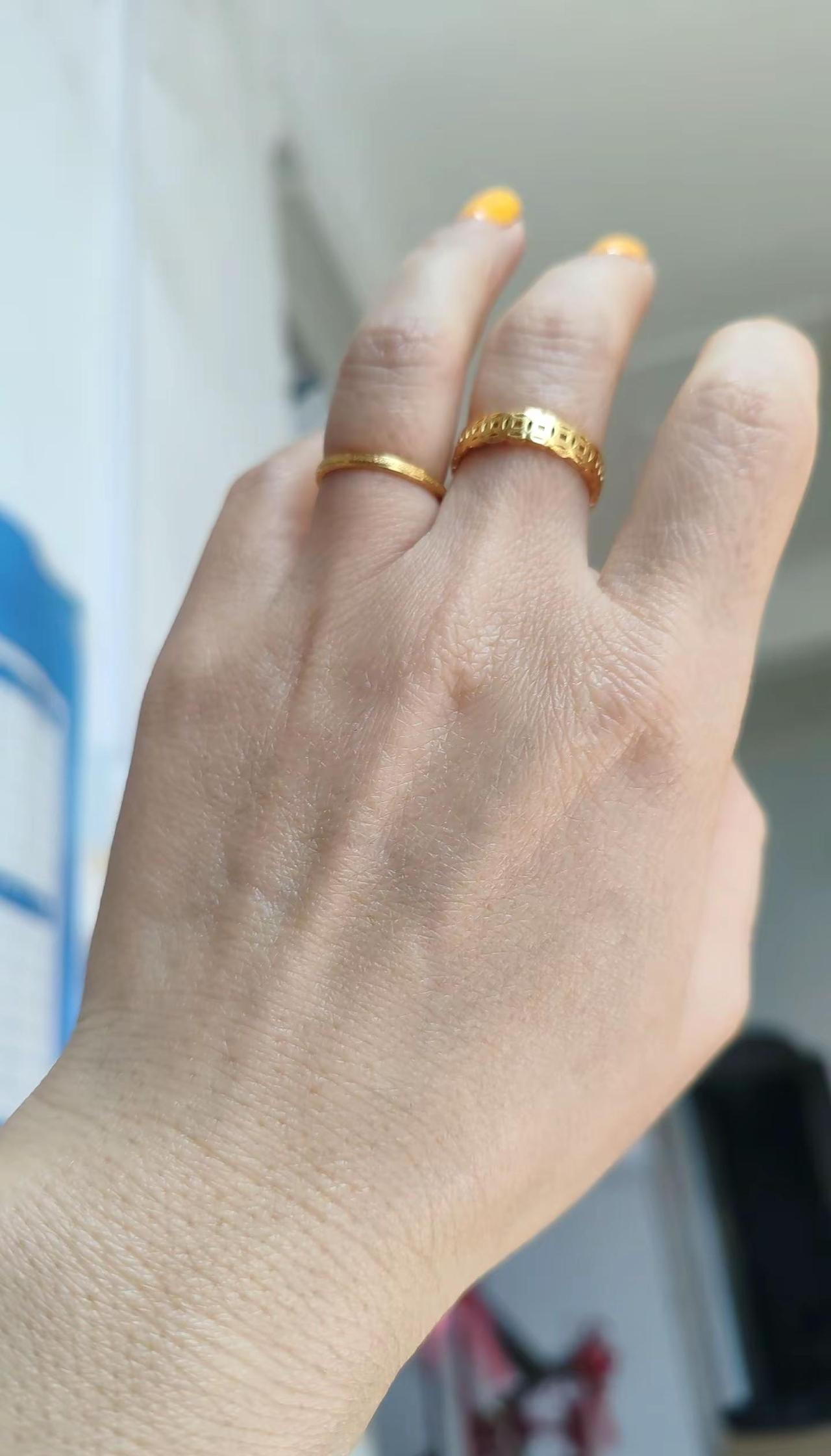 人到中年，得听劝把戒指带到左手中指，不是为了好看是因为中年已经开始相信玄学了