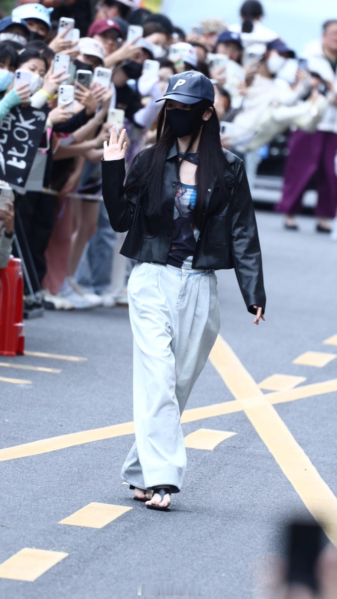 虞书欣又回横店上班了虞书欣赶回横店拍戏了 宣传期这么快结束了，虞书欣又马不停蹄赶