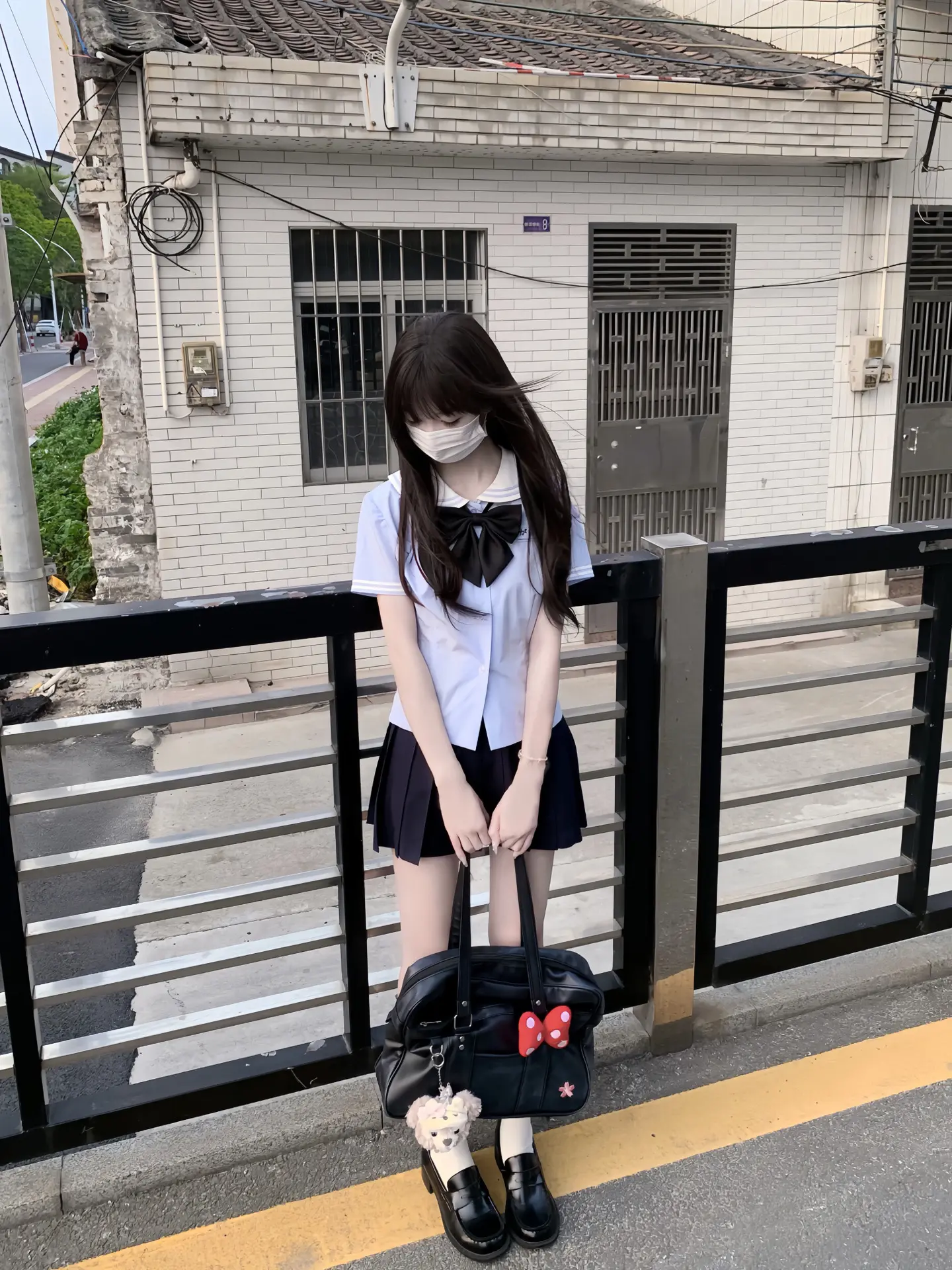 她很怕我 她怕我嫌弃她素颜 怕我受不了她的脾气 怕我看上比她更好的女孩 其实她什么样子我都喜欢 欺负我 对我发脾气懒懒的 呆呆的在我眼里这些都是可爱 仅限于她
