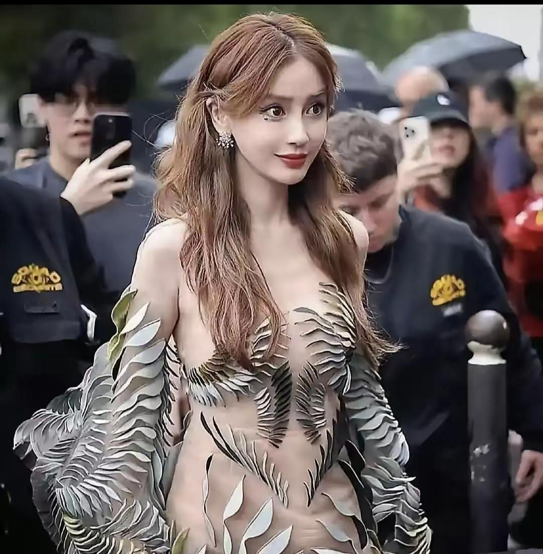 杨颖这辈子估计难进婚姻殿堂喽。可不是还惦记着黄晓明，也不是儿子小海绵不乐意，关键