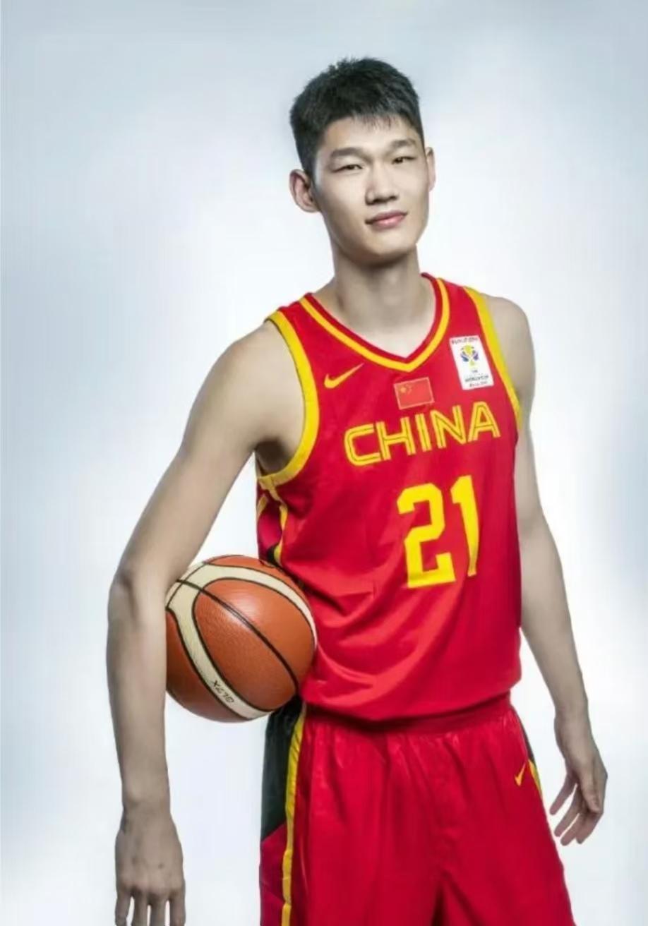 余嘉豪如果赶赴日本与男篮汇合，内线名额势必会精简，三位中锋里最可能被取代的不是别